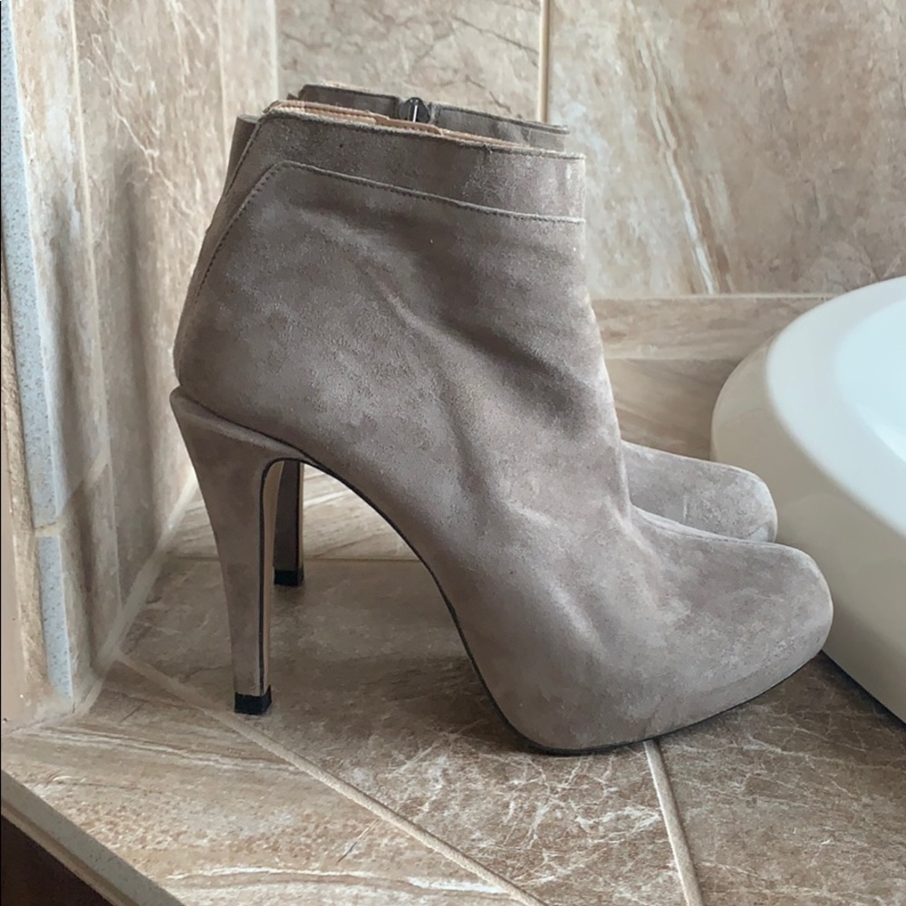 Heeled suede bootie